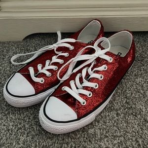 Women’s Converse Sneaker - size 8